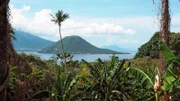 Blick von Ternate nach Tidore, zwei indonesische Gewürzinseln.