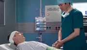 Klaus Hoffmann (Arndt Schwering-Sohnrey, li.) hält Dr. Philipp Brentano (Thomas Koch, re.) nach einem Sturz mit Schädelbruch für seinen Lebensgefährten. Nach anfänglichem Unbehagen, spielt Philipp mit, um Klaus die Angst vor der bevorstehenden OP zu nehmen.