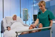 Als Jenne Derbeck (Patrick Kalupa) nach seiner Hirn-OP aufwacht, macht seine Freundin Dr. Lea Peters (Anja Nejarri) sensorische Tests. Als Jenne am rechten Fuß nichts spürt, weiß sie, dass das ganz normal sein kann, nach solch einem Eingriff. Doch dieses Mal ist es kein normaler Patient und Lea hat nicht die nötige Distanz.