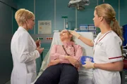 Tina Rautenberg (Sina Martens, mi.) hatte Streit mit ihrem Nachbarn. Nun sind die beiden gemeinsam in die Sachsenklinik eingeliefert worden. Dr. Kathrin Globisch (Andrea Kathrin Loewig, li.) würde Tina, die eine Gehirnerschütterung davongetragen hat, gern eine Nacht zur Beobachtung in der Klinik behalten. Doch Tina hat dafür überhaupt keine Zeit. Ihr nerviger Nachbar Willy Kröger hat sie mit seiner lauten Musik, schon die ganze Nacht vom Arbeiten abgehalten. Als Schwester Elisabeth Große (Nele Schepe, re.) hört, dass Tina Kunst verkauft, spitzt sie die Ohren. Endlich mal jemand nach ihrem Format: Vernissagen, Kultur, Champagner ...
