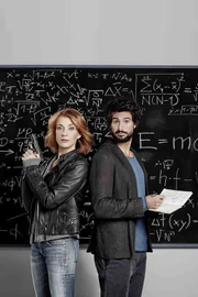 Obwohl Einstein (Tom Beck, r.) der Kriminalkommissarin Elena Lange (Annika Ernst, l.) mit seiner besserwisserischen und unkonventionellen Art oft auf die Nerven geht, weiß sie jedoch auch, dass seine Stärken ihr bei den Mordermittlungen mehr als nur hilfreich sind ...