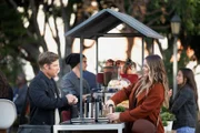 Beim Morgenkaffee: Chris Carmack als Dr. Atticus Lincoln, Camilla Luddington als Dr. Jo Wilson