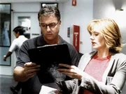 Bei dem Versuch, die Vorgehensweise des Mörders zu entschlüsseln, stossen Gil (William Petersen) und Catherine (Marg Helgenberger) auf Probleme.