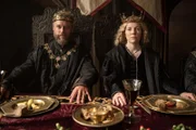 König Henry Tudor (Elliot Cowan, l.); Königin Elizabeth von York ( Alexandra Moen, r.)