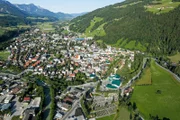 Schladming aus der Luft im Sommer.
