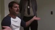 Ein Mann spricht während einer Untersuchung