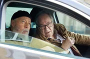 Die Rentnercops Reinhard Bielefelder (Bill Mockridge, l.) und Klaus Schmitz (Hartmut Volle, r.) observieren aus dem Wagen.