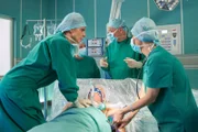 Jenne Derbeck (Patrick Kalupa, liegend) hat plötzlich das Bewusstsein verloren und muss notoperiert werden. Dr. Roland Heilmann (Thomas Rühmann, 2.v.re.) ist einverstanden, dass Dr. Lea Peters (Anja Nejarri, li.) ihren Freund Jenne selbst operiert. Tatsächlich hat er im Hirn eine Blutung, doch Lea schafft es, sie zum Stehen zu bringen. Doch plötzlich bekommt Dr. Kathrin Globisch (Andrea Kathrin Loewig, li.) einen Herzstillstand angezeigt.
