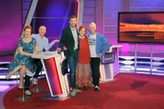 Florian Weber stellt in seinem Wissensquiz die Alltagstauglichkeit seiner prominenten Kandidaten auf die Probe. „Meister des Alltags“ spendet seinen Gewinn einem guten Zweck. v.li. Enie van de Meiklokjes, Bodo Bach, Florian Weber, Alice Hoffmann, Guido Cantz.