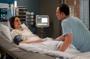 Stefan Böhm (Peter Becker, r.), selbst Patient im JTK, sorgt ich um seine Frau Emilia (Barbara Romaner, l.).