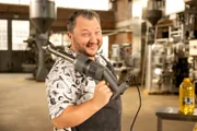 Sebastian Lege deckt auf, dass zu den meisten Burgern keine echte Mayonnaise gereicht wird, sondern eine billige Fett-Creme.