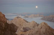 WDR Fernsehen ABENTEUER ERDE: DIE ZUGSPITZE, "Eine Reise auf den höchsten Berg Deutschlands", am Dienstag (06.03.18) um 20:15 Uhr. Bergpanorama nach dem Sonnenuntergang mit hellem Mond. © WDR/Jürgen Eichinger, honorarfrei - Verwendung gemäß der AGB im engen inhaltlichen, redaktionellen Zusammenhang mit genannter WDR-Sendung bei Nennung "Bild: WDR/Jürgen Eichinger" (S2+). WDR Presse und Information/Redaktion Bild, Köln, Tel: 0221/220 -7132 oder -7133, Fax: -777132, bildredaktion@wdr.de
