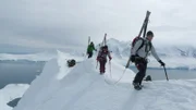 Eine Gruppe von Abenteurern macht sich auf, um das geheimnisvolle und unbekannte Terrain der antarktischen Halbinsel zu erkunden und Ski zu fahren.