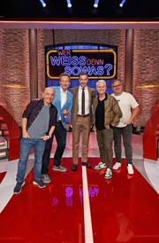 Moderator Kai Pflaume (M.) und seine Rateteam-Kapitäne Bernhard Hoëcker (l.) und Elton (r.) begrüßen in dieser Sendung den Fernsehmoderator Eckhart von Hirschhausen (2.v.l.) und den Fernsehmoderator Guido Cantz (2.v.r.).