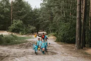 Kinder tragen Ameisen in Brotdosen nach Hause, Helene (Mala Emde)