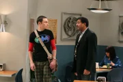 Nach seinem Fehler versucht Sheldon (Jim Parsons, l.) alles, damit Howard doch noch an einem Satellitenprojekt des Verteidigungsministeriums mitarbeiten darf. Doch wird Neil (Neil deGrasse Tyson, r.) ihm behilflich sein können?