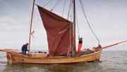 Historischer Zeesboot-Fischer auf dem Saaler Bodden der Halbinsel Fischland-Darß-Zingst.