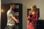 Peter Scheffler (Michael Jäger) ist geflohen und überrascht Uschi (Silke Popp) in ihrem Büro.