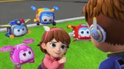 Storms jüngere Schwester Windy (li.) besucht ihren Bruder. Weil sie unbedingt mit den Super Wings auf eine Mission gehen möchte und beweisen möchte, dass sie alt genug ist, überträgt Storm (re.) ihr die Aufgabe, die Super Pets (hi.) zu betreuen. Dafür bekommt sie von Roger eine Trillerpfeife, mit der sie die Super Pets dirigieren kann.