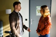 Yannick (Dominik Flade) ist erleichtert, als Nathalie (Amrei Haardt) vor ihm steht.