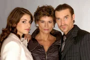 (2. Staffel) - Sophie von Brahmberg (Gabrielle Scharnitzky, M.) und ihr Sohn Richard (Karim Köster, r.) sind sich ähnlich und haben ein enges Vertrauensverhältnis. Sophie will Richard eines Tages als Vorstandsvorsitzenden von Kerima Moda sehen und unterstützt ihn mit all ihren Möglichkeiten. Ihre Liebe zu Mariella (Bianca Hein, l.) dagegen hält sich in Grenzen. Insgeheim hat Sophie ihre Tochter immer als Rivalin gesehen.