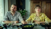 L-R: Oskar (Edin Hasanovic) und Helene (Mala Emde)