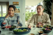 L-R: Maike (Salka Weber) und  Jason (Madieu Ulbrich)