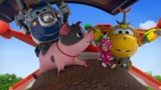 Dank Bucky (re.), der alle kleingeschrumpft hat, schaffen es Sandrine (vo.re.) und die Super Wings Snouty (vo.li.) das Trüffelschwein und Jett Pett zu finden. Jett (hi.re.) schafft es im letzten Moment alle mitsamt dem Trüffel wieder ans Tageslicht zu bringen.