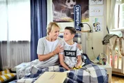 Mechthild Fehrenbach (Diana Körner, l.) will ihren Enkel Niklas (Noah Calvin, r.) aufheitern. Der wäre lieber in Hamburg geblieben.