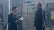 Ein Ermittler der US-Verkehrsbehörde NTSB spricht mit dem Mechaniker, der die letzte Wartung durchgeführt hat. (Reenactment-Szene).