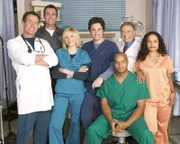 (4. Staffel) - Die Belegschaft des Sacred Heart Hospitals muss täglich mit neuen Überraschungen rechnen: J.D. (Zach Braff, M.), Turk (Donald Faison, 3.v.r.), Dr. Phil Cox (John C. McGingley, 2.v.r.), Hausmeister (Neil Flynn, 2.v.l.), Dr. Bob Kelso (Ken Jenkins, 2.v.l.), Elliot (Sarah Chalke, 3.v.l.), und Carla Espinosa (Judy Reyes, r.) ...