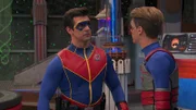 v.li.: Captain Man / Ray Manchester (Cooper Barnes), Henry Hart (Jace Norman)