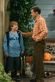 Alan (Jon Cryer, r.) erklärt seinem Sohn Jake (Angus T. Jones, l.), dass Charlie ihm in seiner Kindheit einen üblen Streich gespielt hat ...