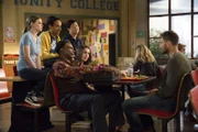 Während Britta (Gillian Jacobs, l.), Abed (Danny Pudi, 2.v.l.), Elroy (Keith David, 3.v.l.), Annie (Alison Brie, 4.v.l.) und Chang (Ken Jeong, 5.v.l.) Feuer und Flamme für einen neuen Kurs am Greendale sind, der ihnen Trickbetrügen beibringen soll, ist Jeff (Joel McHale, r.) gar nicht begeistert, dass ihm jemand seinen Ruf als Bad Boy abspenstig machen will ...