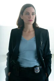 Detective Sergeant Frankie Bateman (Kathleen Munroe)