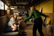 Dom Chalmers (Angus Sampson, l.); Angie Davis (Claudia Karvan, r.)