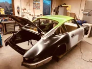 Alte Minis haben eine Schwachstelle: Rost. Die Schrauber der Minis Hamburg lassen heute die Flex kreisen. Porsche-Spezialist Thomas Lundt hat sich der anspruchsvollen Restaurierung von Oldtimern verschrieben, während bei den Flying Classics in Hamburg ein Roller der Kultmarke-Vespa aufgebaut wird. Das Team von Tom¿s Roadhouse verpasst der top restaurierten Chevelle eine neue Wasserpumpe. (Text: Spiegel TV)