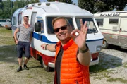 Friso Richter (vorne) mit Michael Baum mit seinem Camper Oltimer.