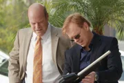 Det. Tripp (Rex Linn, l.) und Horatio (David Caruso) begutachten die neuartige Waffe, mit der Stone umgebracht wurde. Wer besitzt die genialen Fähigkeiten, so etwas zu bauen? Ist der Erfinder der gesuchte Mörder?