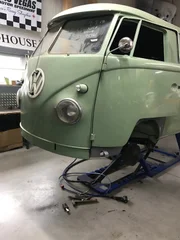 In Tom’s Roadhouse bekommt ein Oldie-VW-Bus aus Arizona eine Frischzellenkur