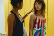 L-R: Maike (Salka Weber) und Helene (Mala Emde)