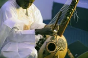 Der afrikanische Musiker Ballaké Sissoko konnte den Erfolg seines Vaters weiterführen. Sein Instrument: die Kora, eine mit beiden Händen gezupfte Stegharfe