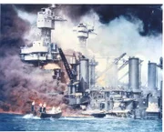 Dichter Rauch steigt aus einem brennenden Schiff während des Angriffs der Japaner auf Pearl Harbor auf.