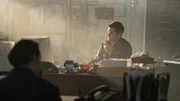Ein Mechaniker des Flughafens LAX in Los Angeles kann den Piloten in ihrer Not nicht weiterhelfen. (Reenactment-Szene).