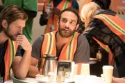 Mikhail (Greyston Holt, Mitte l.); Xavier Holliday (Joshua Sasse, Mitte r.)