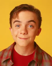 Mit einem IQ von 165 geschlagen, besucht Malcolm (Frankie Muniz) eine Hochbegabten-Klasse, deren Schüler zwar Intelligenz-Bestien, doch totale Langweiler sind.
