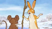 Der kleine braune Hase findet einen großen Stock im Schnee. Er erklärt ihn zu seinem Glücksstock.