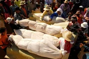 Famadihana, traditionelle Bestattungszeremonie der ethnischen Gruppen Merina und Betsileo, bei der alle sieben Jahre die Toten exhumiert werden, ein fröhliches Fest mit Tanz und Musikern. Antsirabe, Madagaskar, Februar