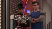 v.li.: Charlotte Page (Riele Downs), Captain Man / Ray Manchester (Cooper Barnes)