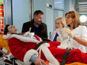 MDR Fernsehen IN ALLER FREUNDSCHAFT FOLGE 459, "Das Fest der Liebe", am Montag (13.01.14) um 11:45 Uhr. Franz Rahn (Michael Baral, liegend) wird in die Sachsenklinik eingeliefert. Dr. Roland Heilmann (Thomas Rühmann, li.) erklärt Schwester Yvonne (Maren Gilzer, re.) und Dr. Kathrin Globisch (Andrea Kathrin Loewig, mi.) den Zustand des Patienten. Ein gläserner Eiszapfen hat sich in seine Brust gebohrt.